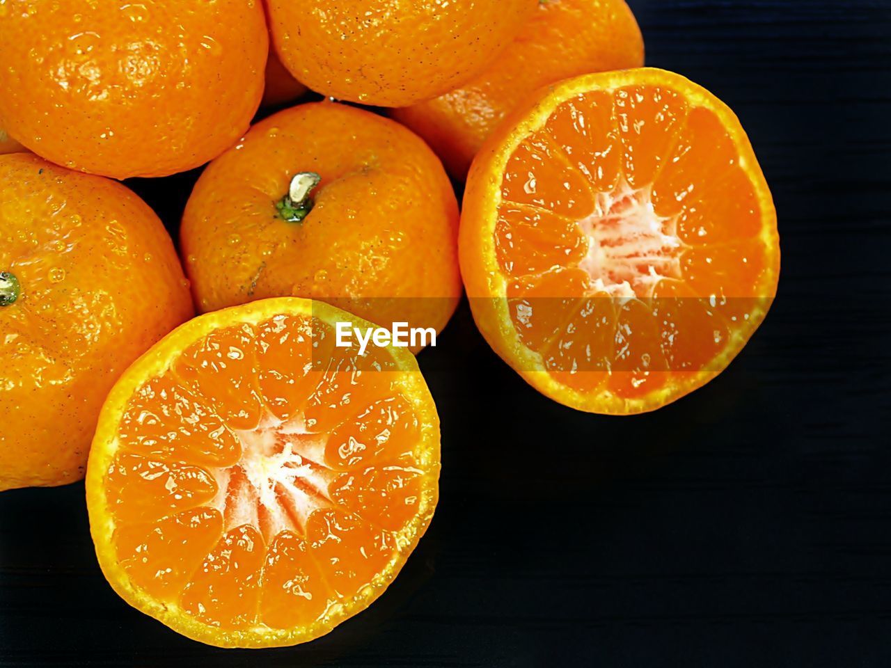 CLOSE-UP OF ORANGES ON TABLE