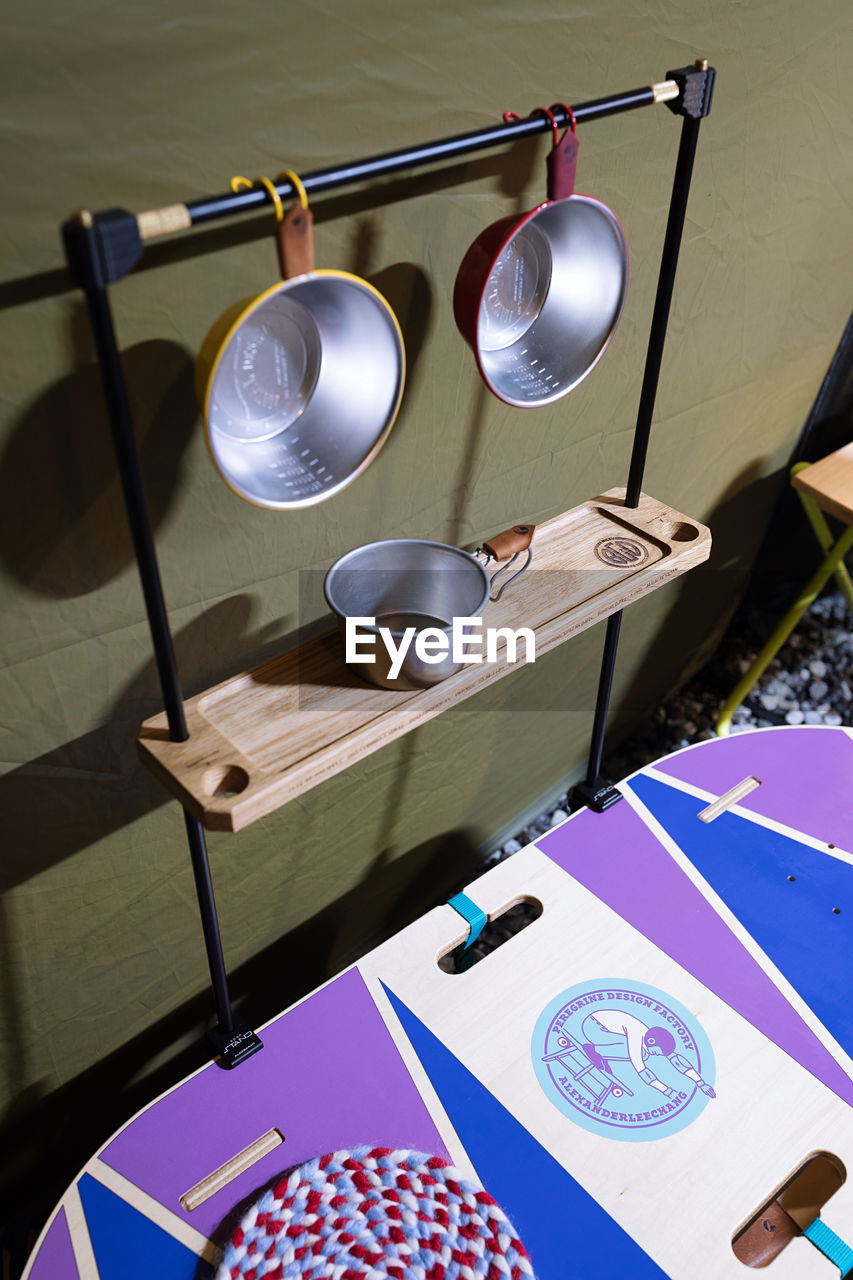 HIGH ANGLE VIEW OF KITCHEN UTENSILS ON TABLE