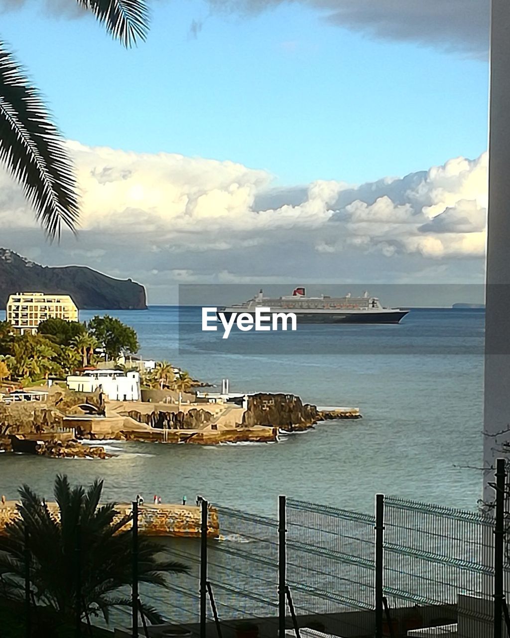 SCENIC VIEW OF SEA AND HARBOR AGAINST SKY