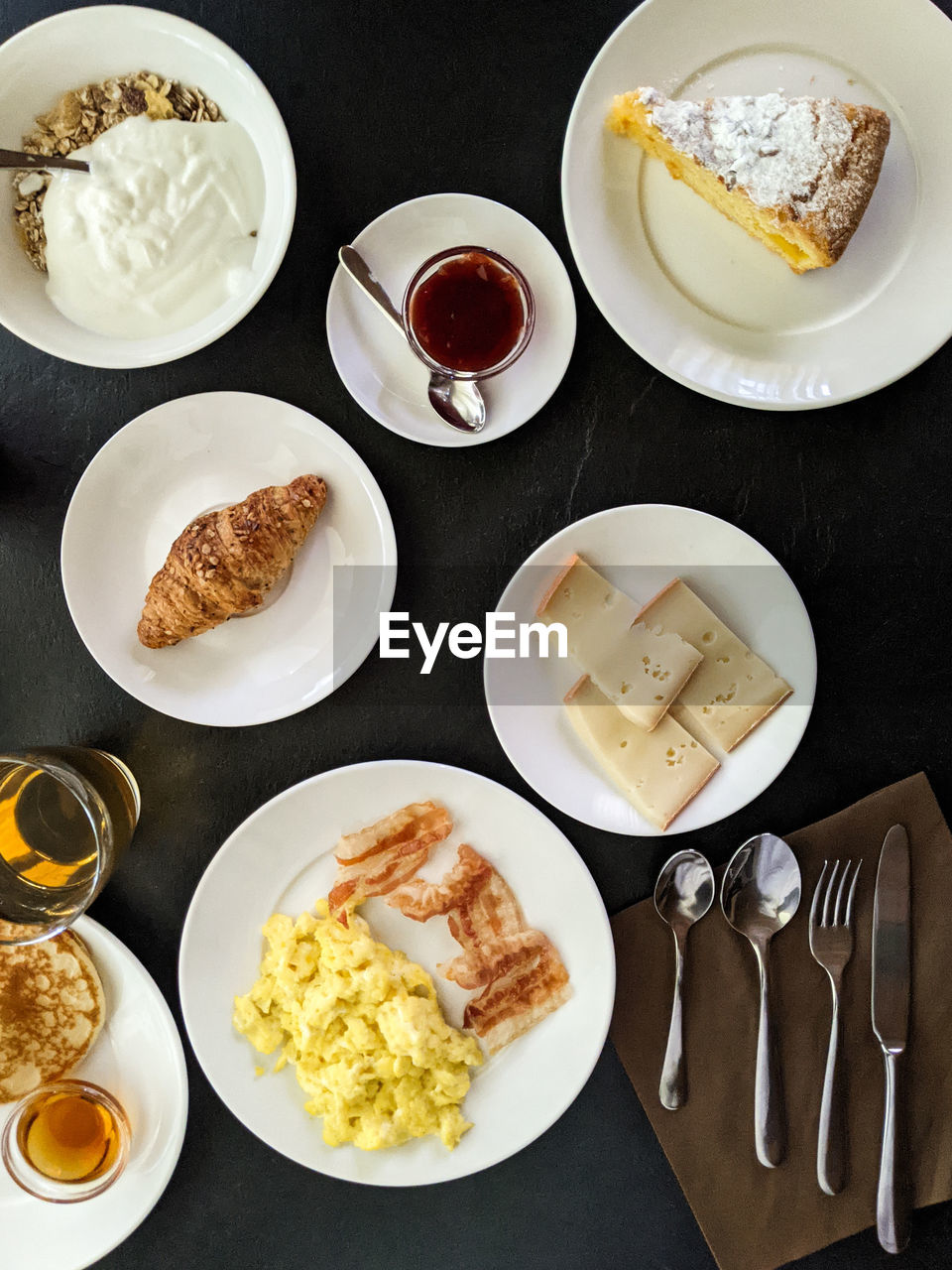 HIGH ANGLE VIEW OF BREAKFAST SERVED IN PLATE ON TABLE