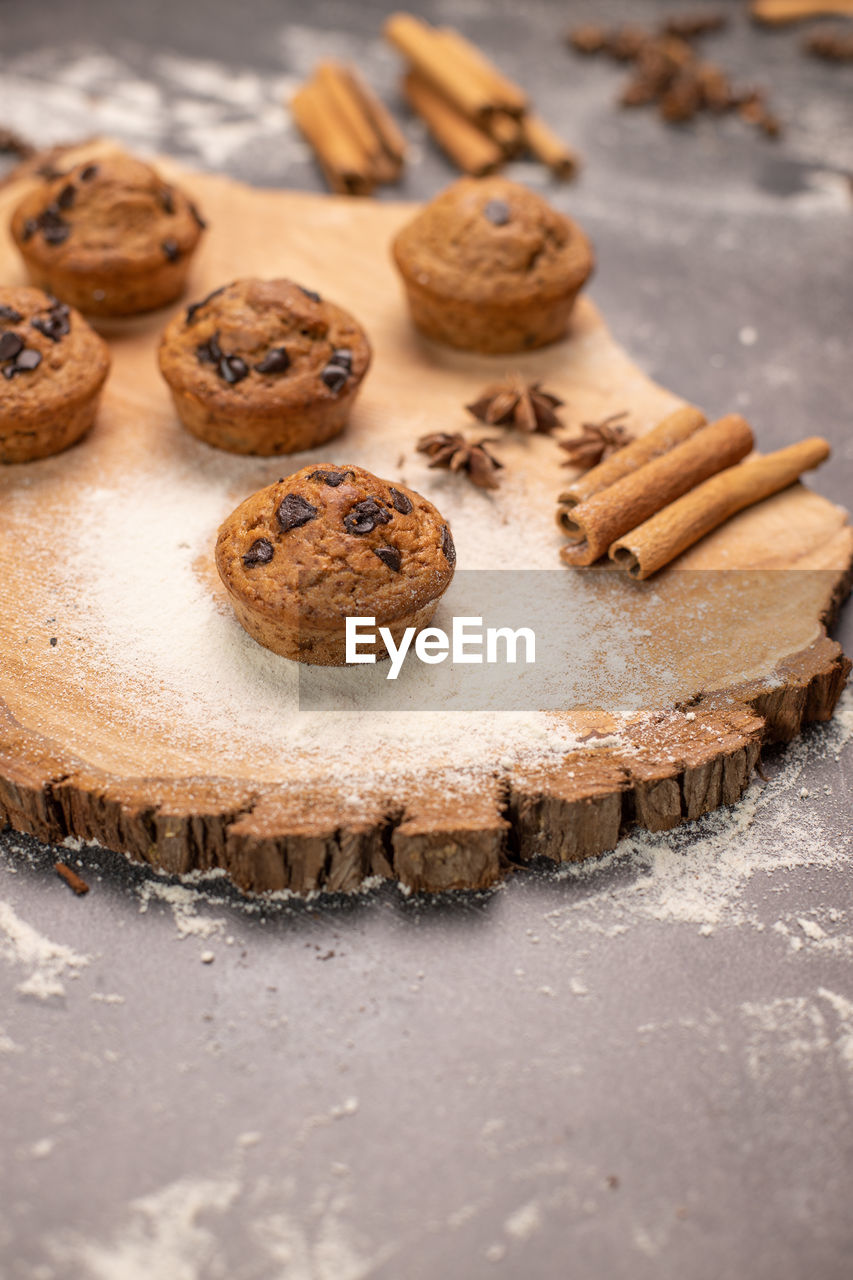 HIGH ANGLE VIEW OF COOKIES IN PLATE ON TABLE