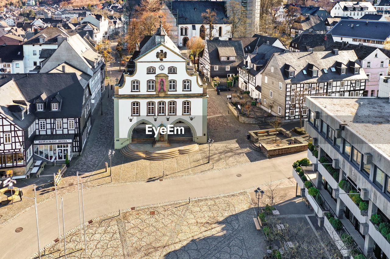 HIGH ANGLE VIEW OF BUILDINGS IN TOWN