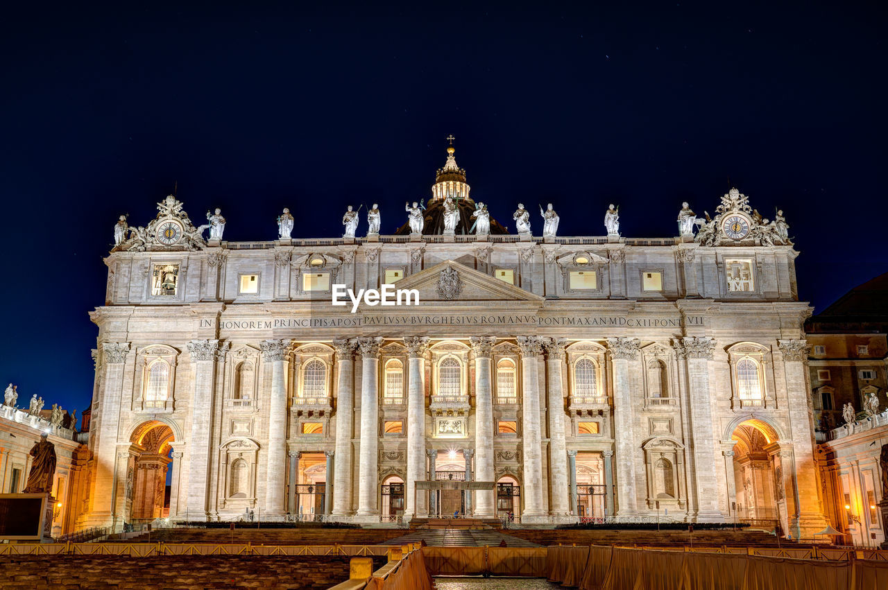 LOW ANGLE VIEW OF ILLUMINATED BRANDENBURG GATE AT NIGHT