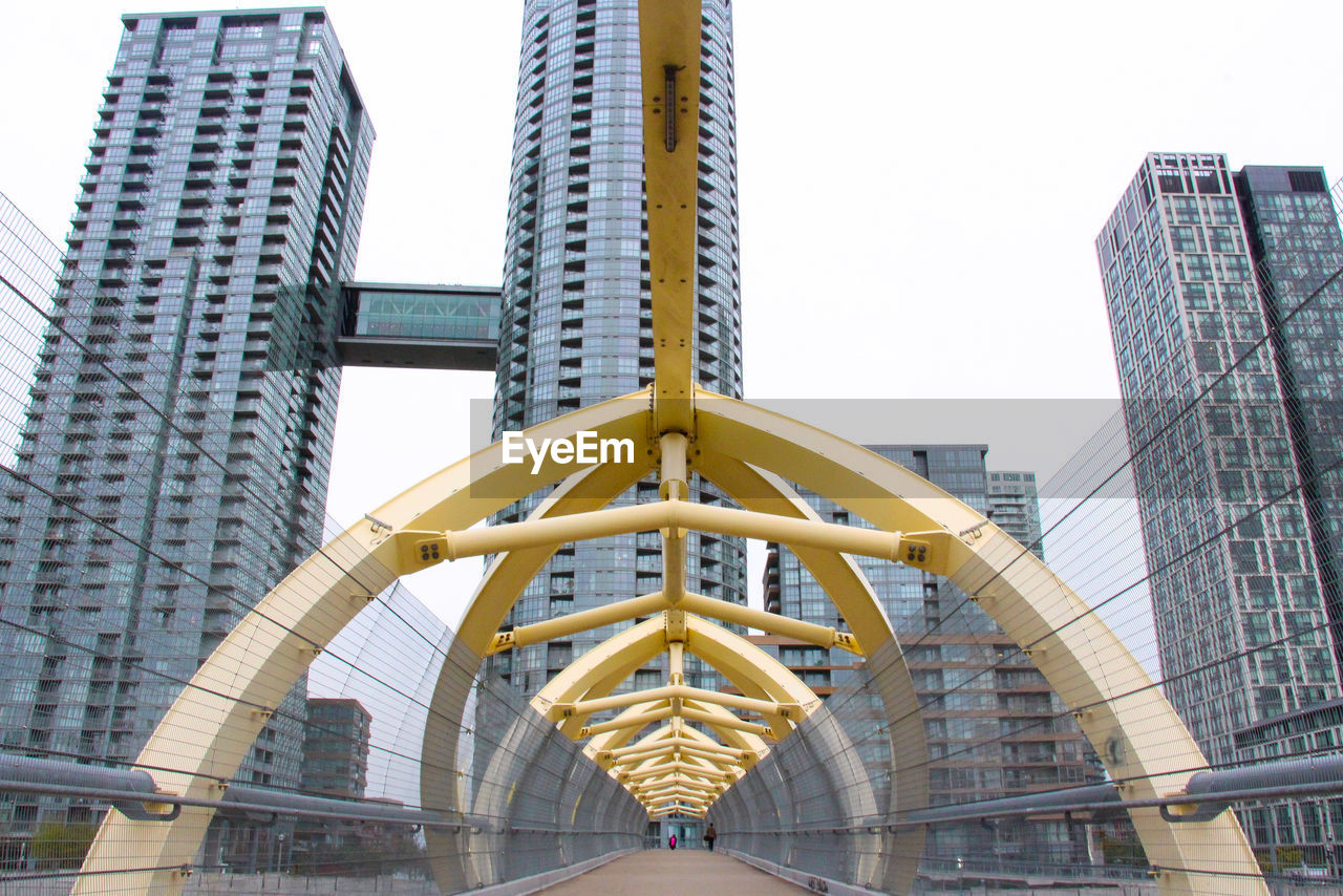 LOW ANGLE VIEW OF MODERN BUILDING AGAINST SKY