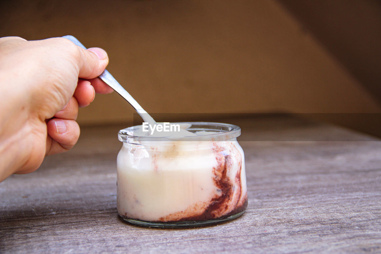 CLOSE-UP OF HAND HOLDING WINEGLASS