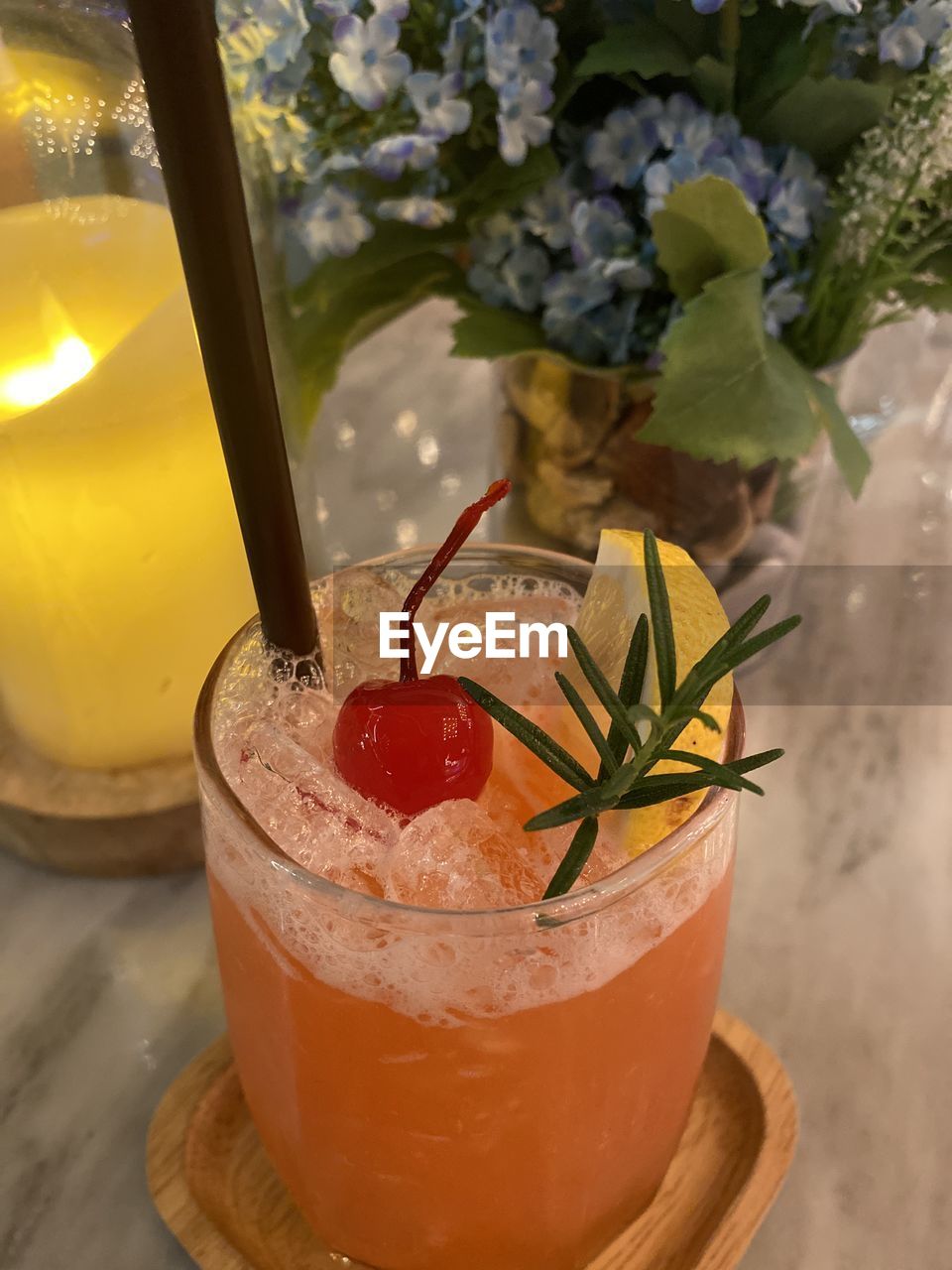 CLOSE-UP OF DRINK ON GLASS