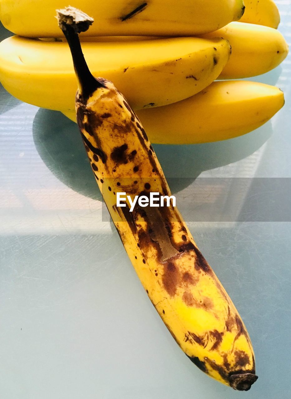 CLOSE-UP OF BANANAS ON TABLE