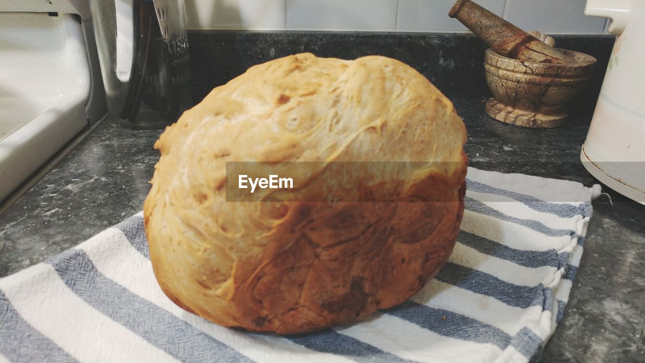 CLOSE-UP OF BREAD IN PLATE