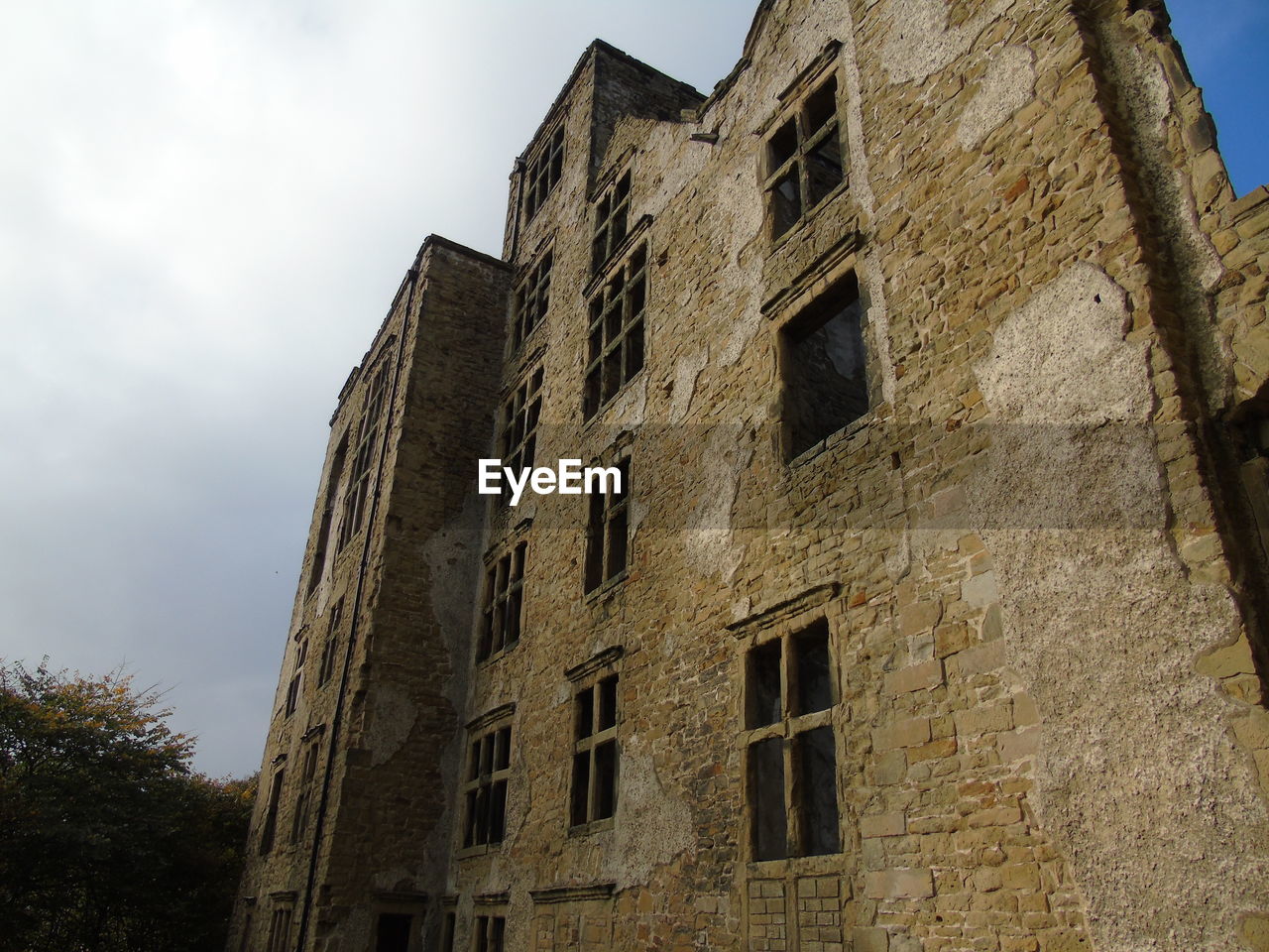 LOW ANGLE VIEW OF HISTORICAL BUILDING AGAINST SKY