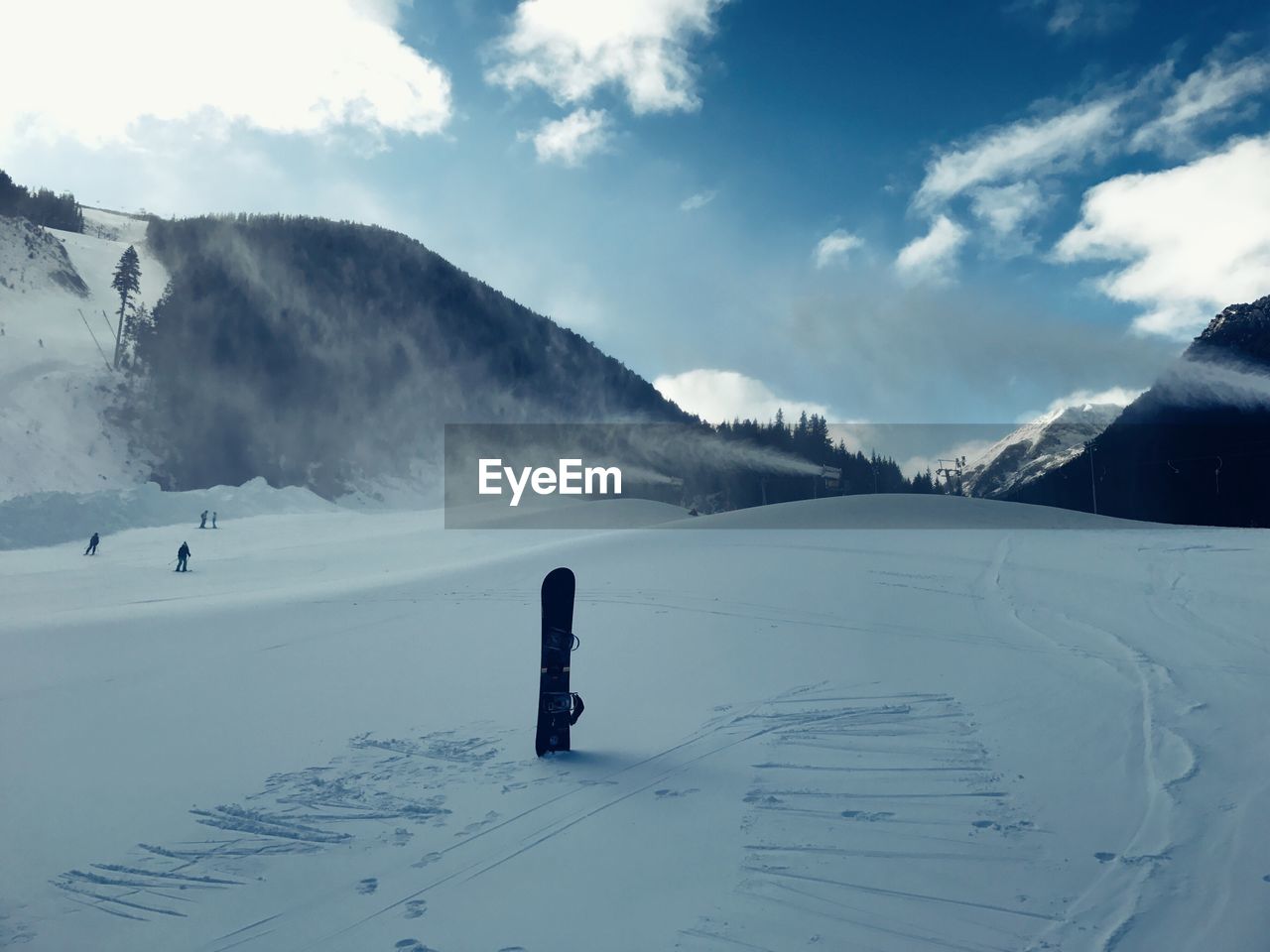 SCENIC VIEW OF SNOW MOUNTAINS AGAINST SKY