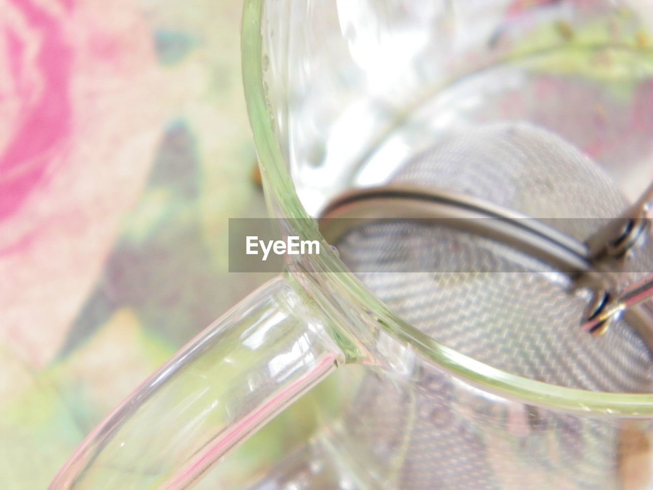 HIGH ANGLE VIEW OF GLASS OF JAR ON TABLE