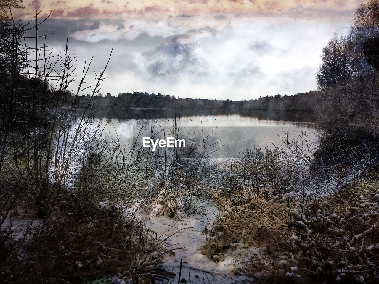 IDYLLIC VIEW OF LAKE AGAINST SKY