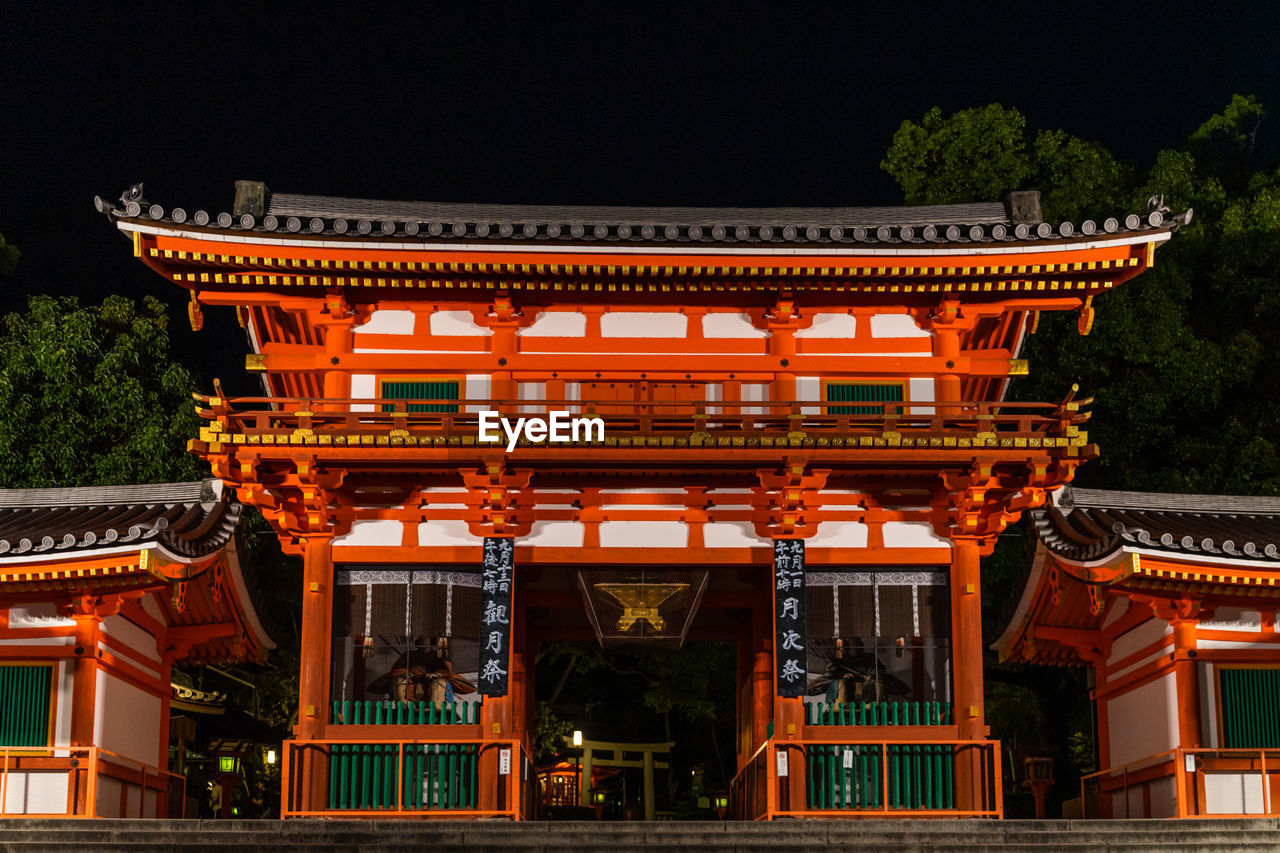 Night view of the main entrance of yasaka shrine located in gion district