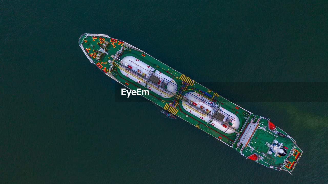 HIGH ANGLE VIEW OF BOAT SAILING ON SEA