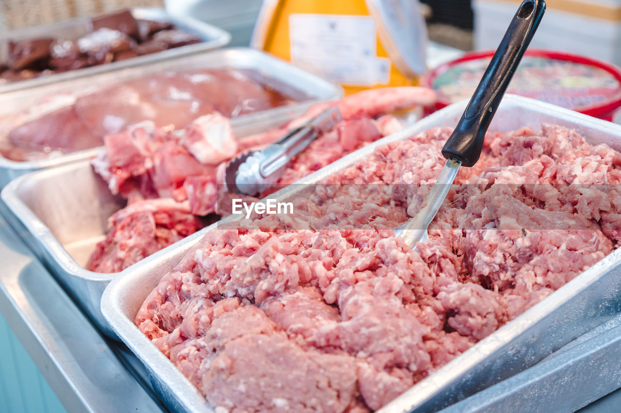 HIGH ANGLE VIEW OF MEAT IN CONTAINER