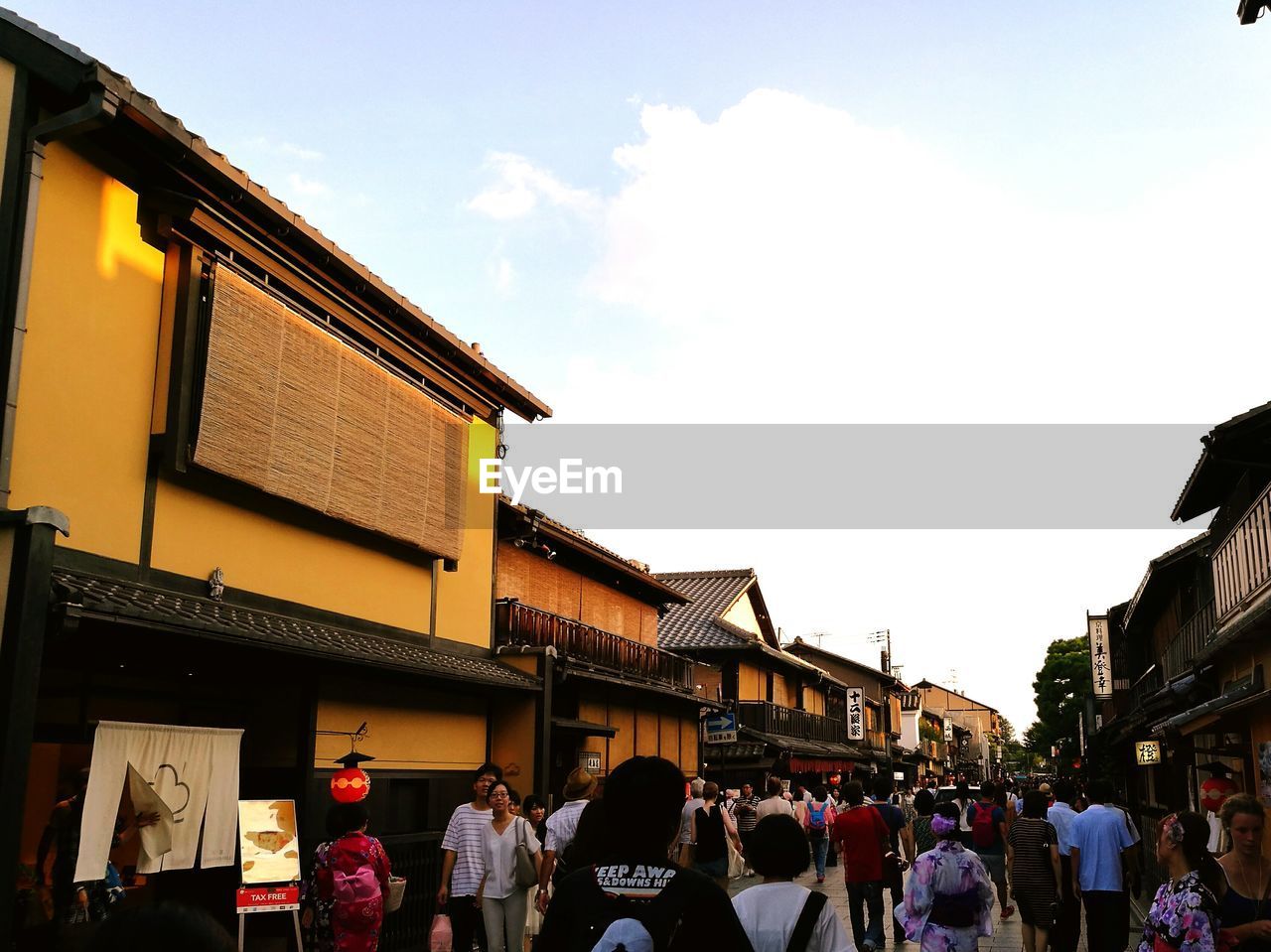 PEOPLE IN FRONT OF BUILDING