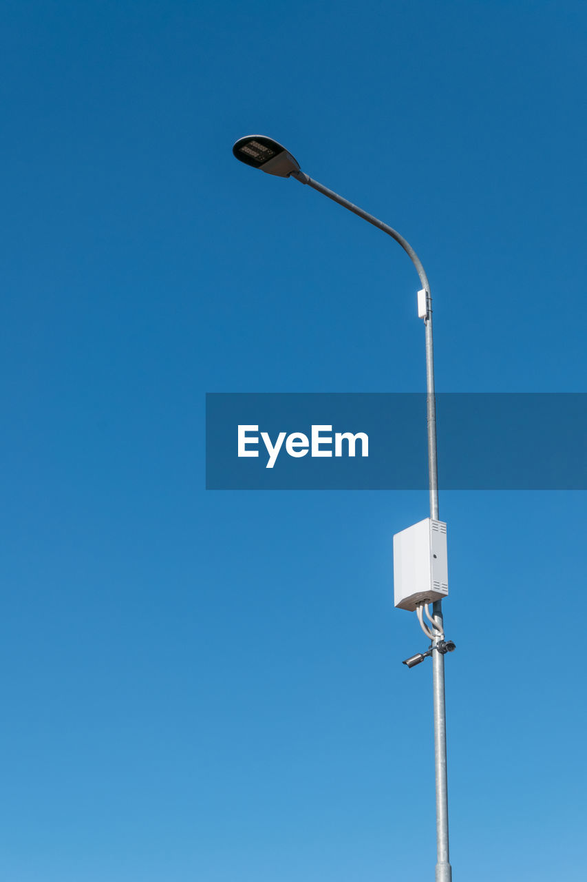 LOW ANGLE VIEW OF STREET LIGHT AGAINST CLEAR BLUE SKY