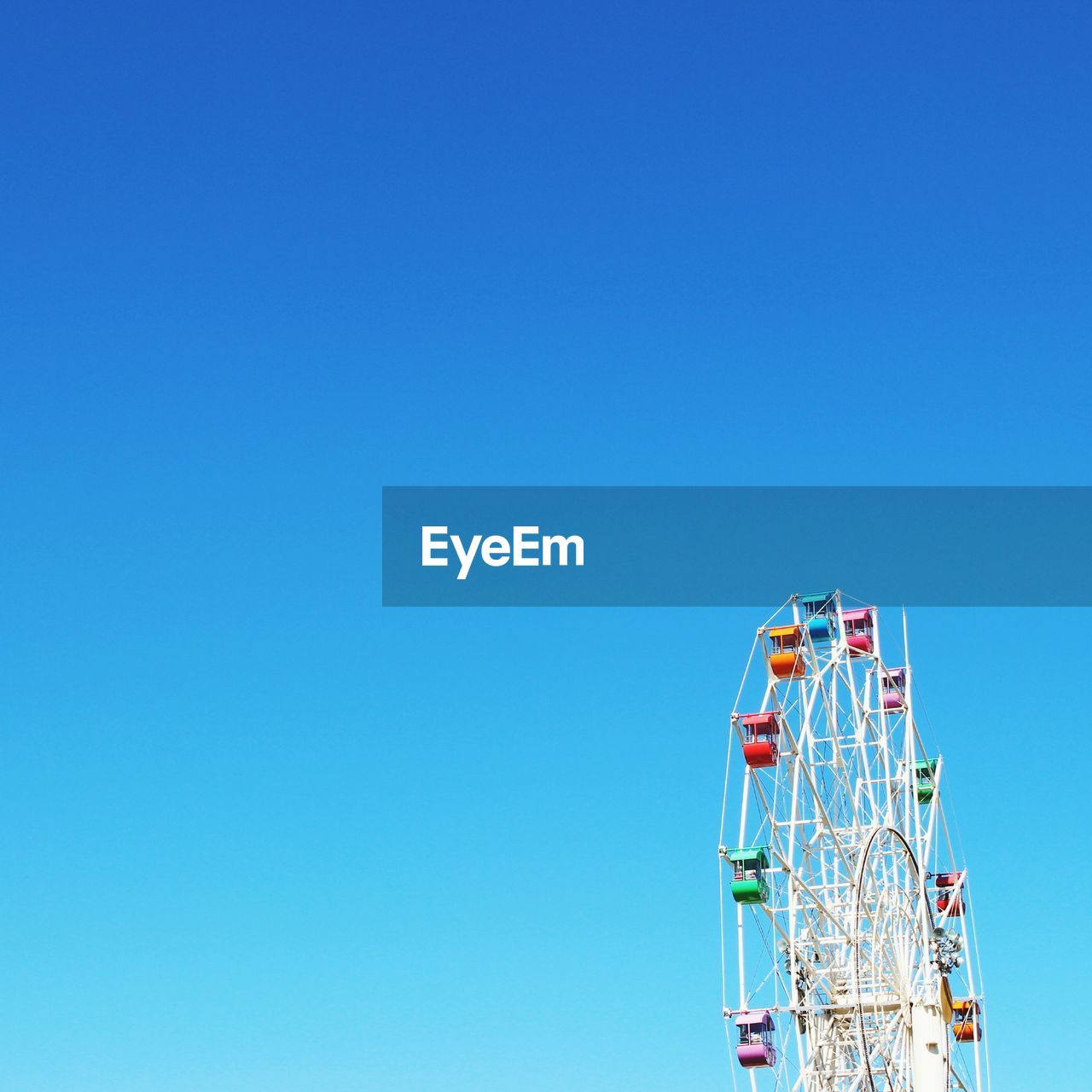 LOW ANGLE VIEW OF FERRIS WHEEL AGAINST CLEAR SKY