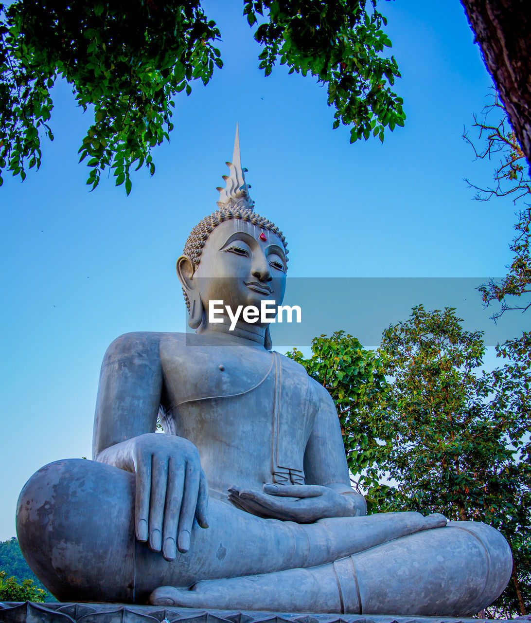 LOW ANGLE VIEW OF STATUE AGAINST SKY