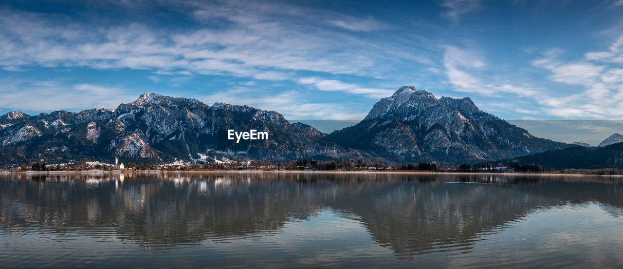 SCENIC VIEW OF LAKE BY SNOWCAPPED MOUNTAINS AGAINST SKY