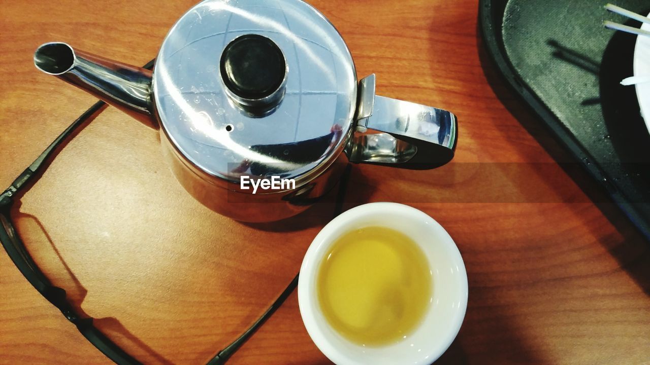 HIGH ANGLE VIEW OF TEA SERVED ON TABLE