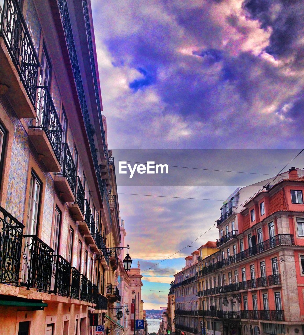 VIEW OF BUILDINGS AGAINST CLOUDY SKY