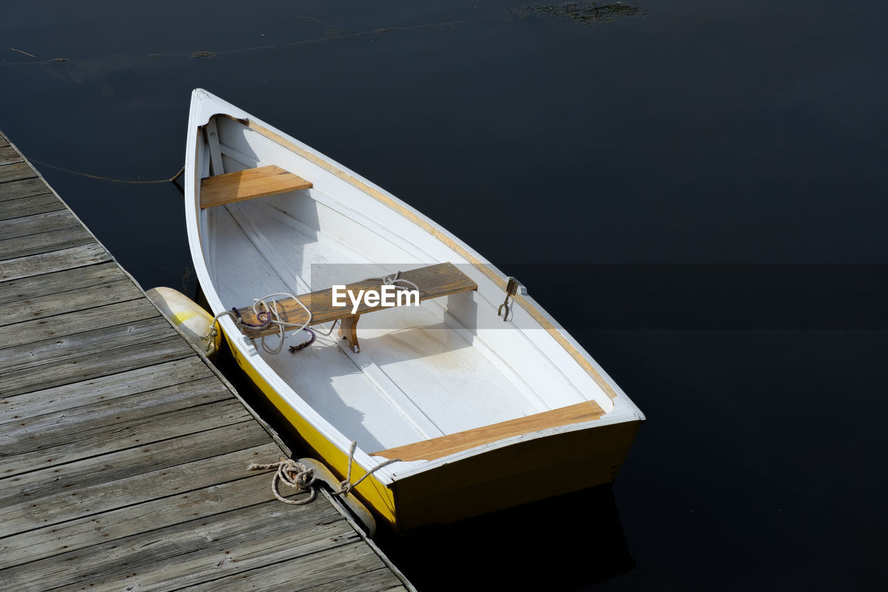 HIGH ANGLE VIEW OF BOAT MOORED ON SEA