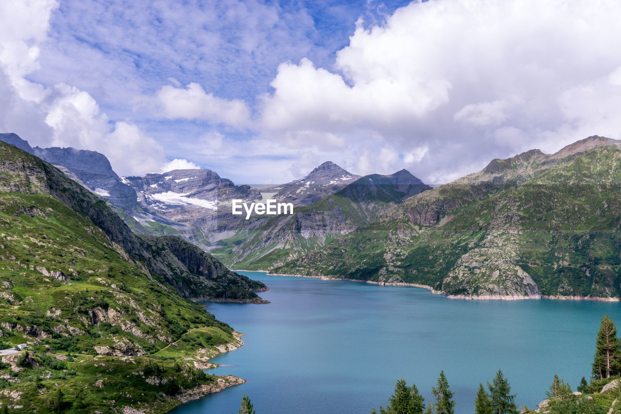 SCENIC VIEW OF MOUNTAINS AND LAKE AGAINST SKY