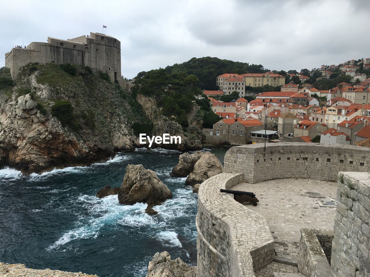 Fort lovrijenac by sea against sky