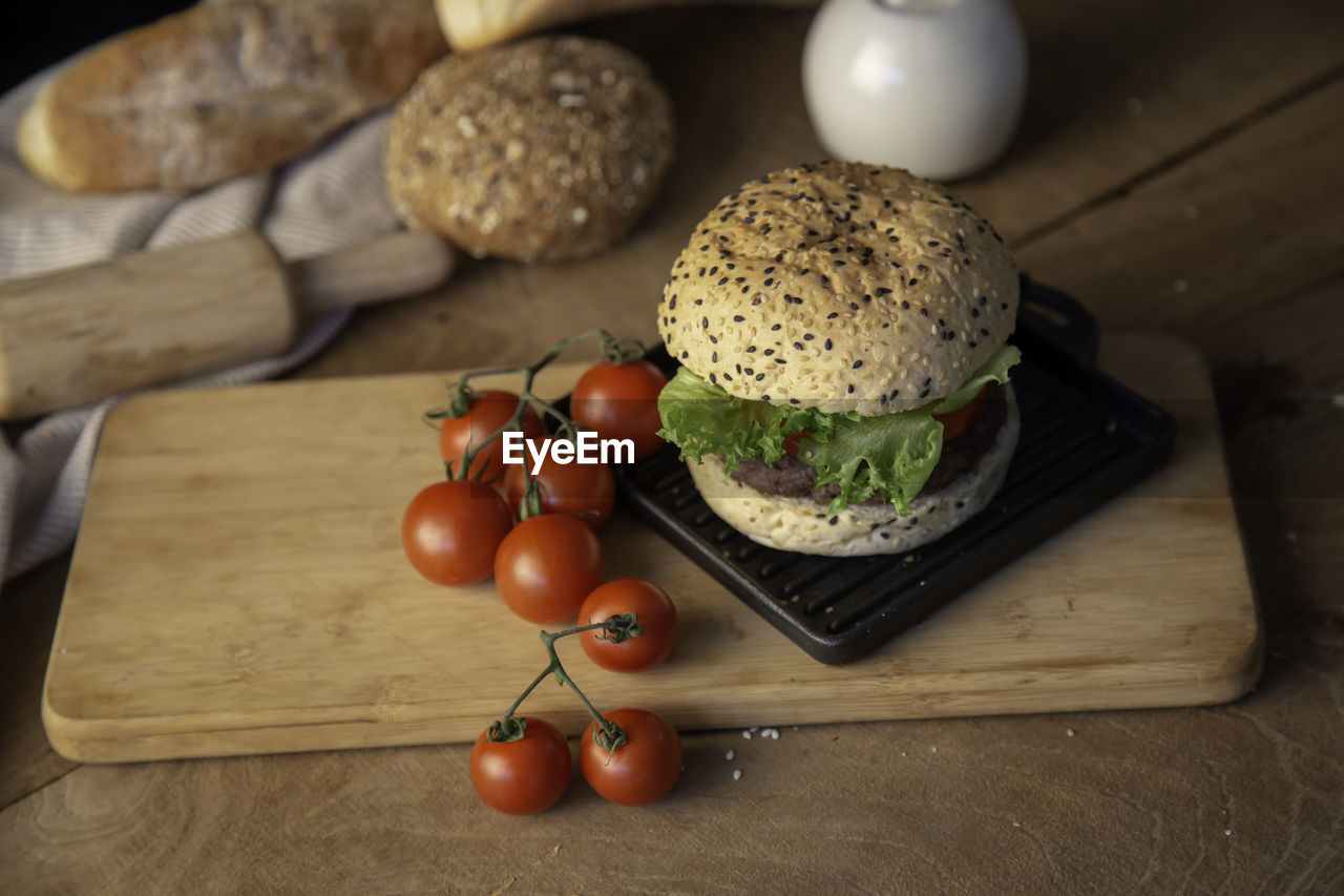 HIGH ANGLE VIEW OF ORANGES ON CUTTING BOARD