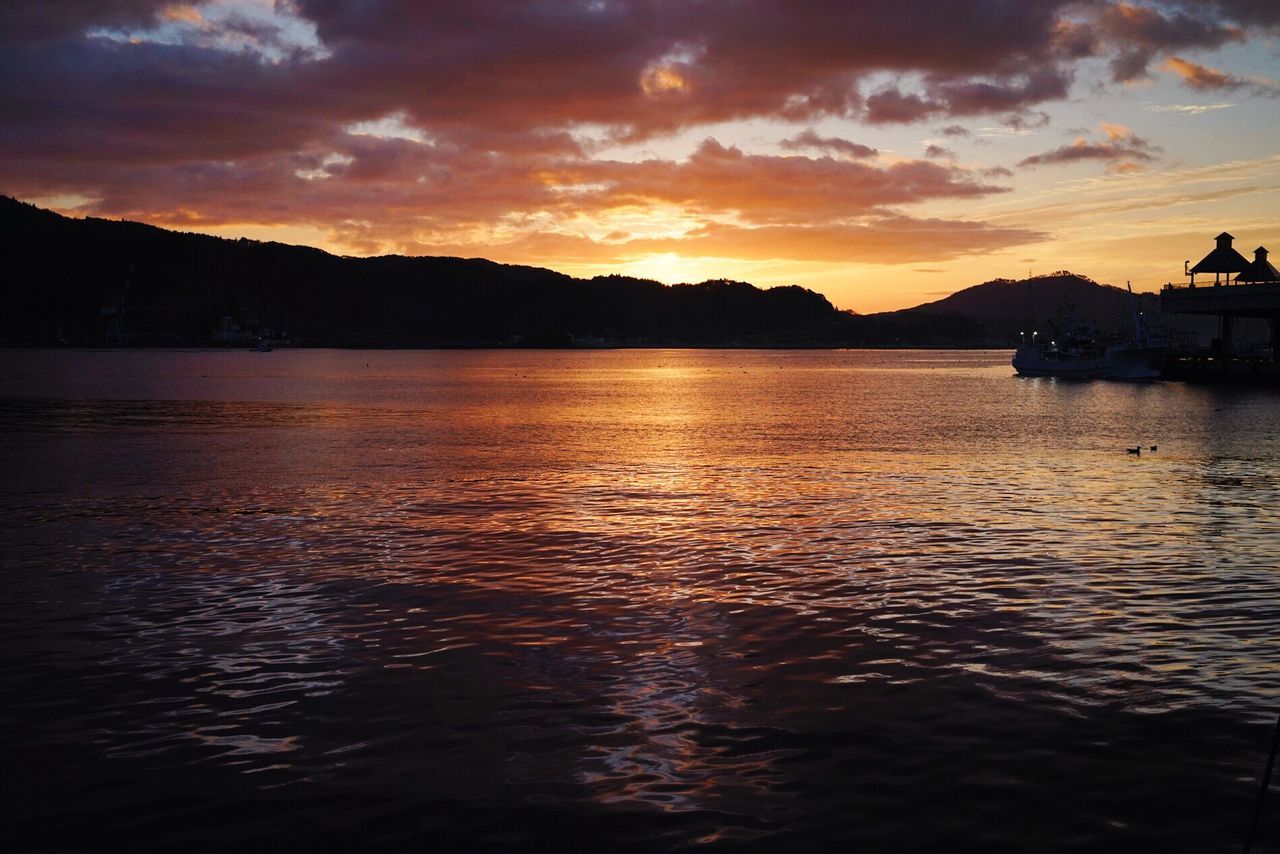 SCENIC VIEW OF LAKE AGAINST SKY AT SUNSET