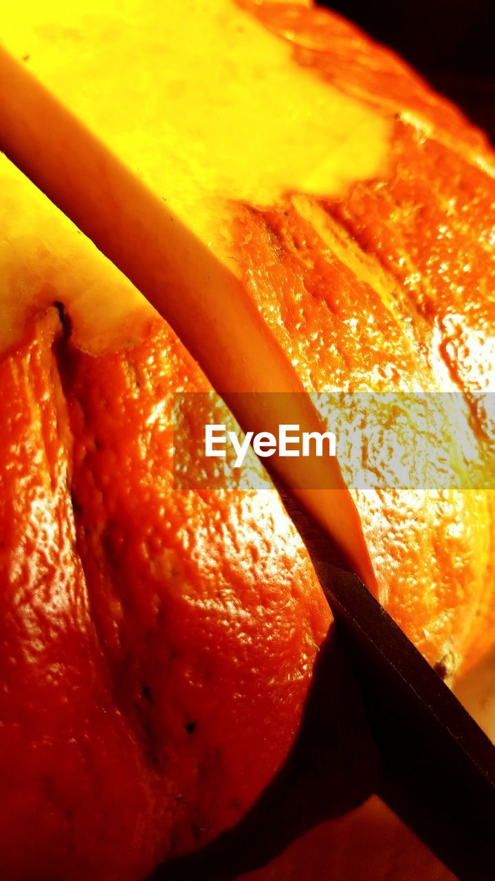 HIGH ANGLE VIEW OF ORANGE SLICES ON CUTTING BOARD