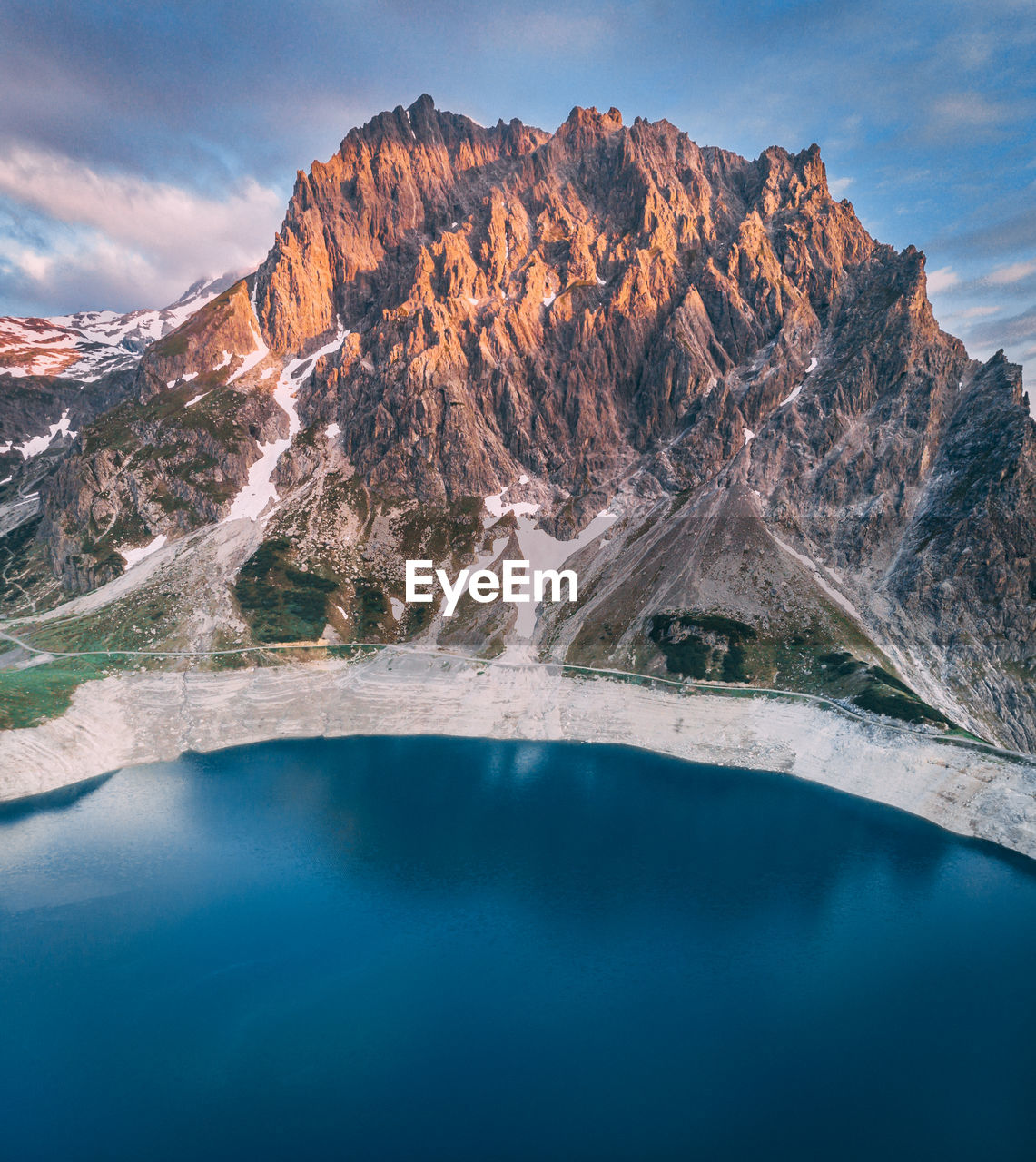 AERIAL VIEW OF LAKE BY MOUNTAIN AGAINST SKY