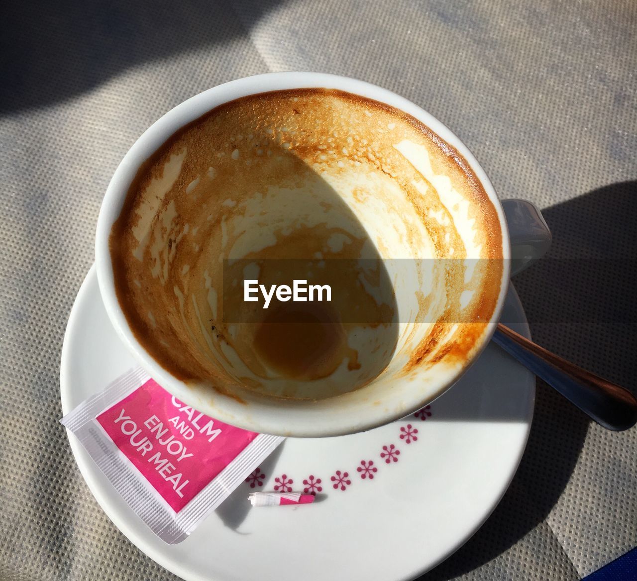 DIRECTLY ABOVE SHOT OF COFFEE CUP ON TABLE