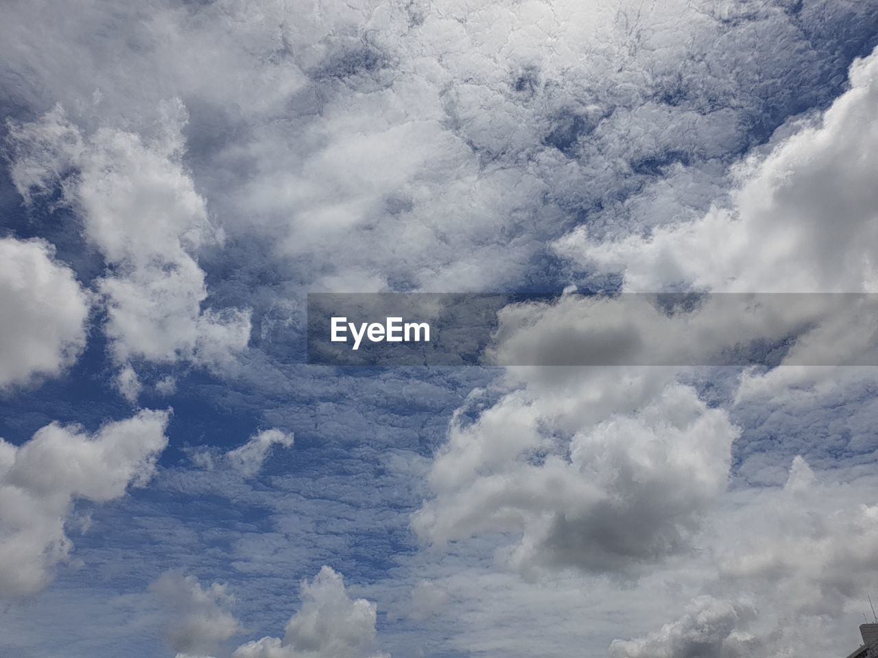 LOW ANGLE VIEW OF CLOUDSCAPE AGAINST SKY