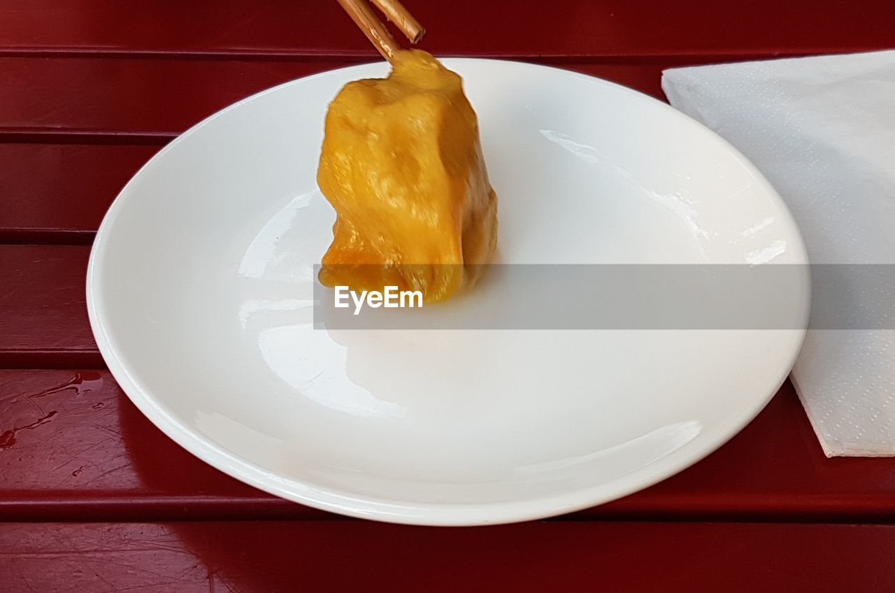 HIGH ANGLE VIEW OF BREAD IN PLATE