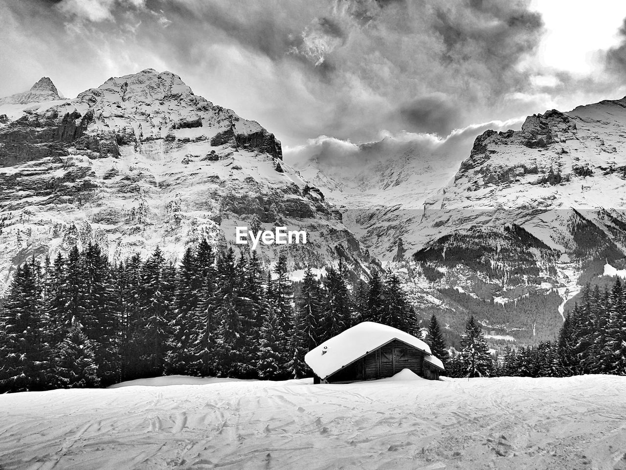 SCENIC VIEW OF SNOWCAPPED MOUNTAIN AGAINST SKY