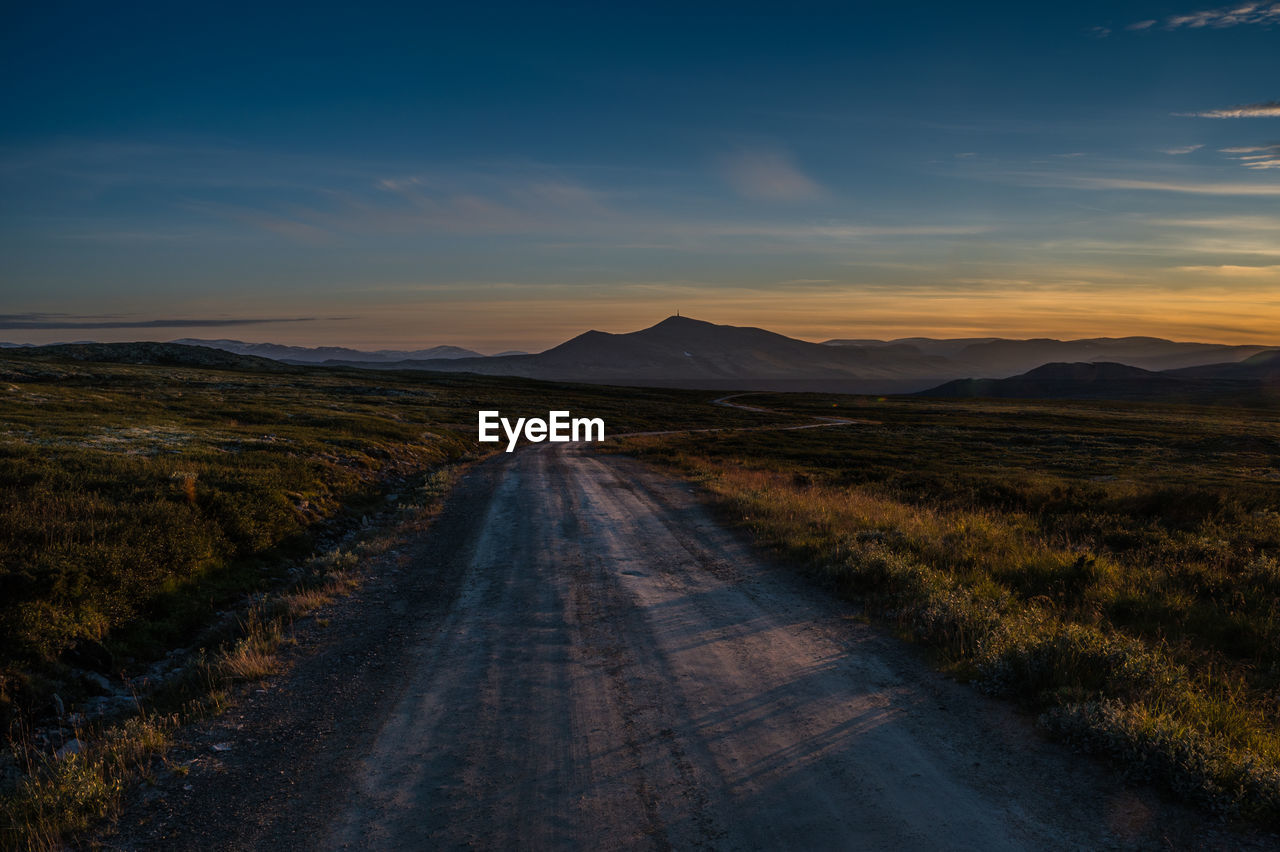 The road from høvringen to smuksjøseter fjellstue, blåhøe 1617 meter in horisont