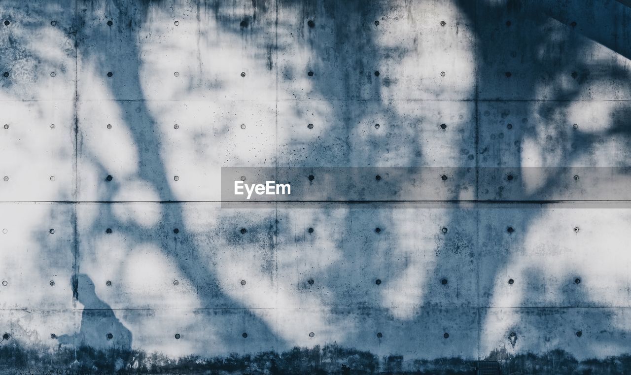 FULL FRAME SHOT OF WET CONCRETE WALL