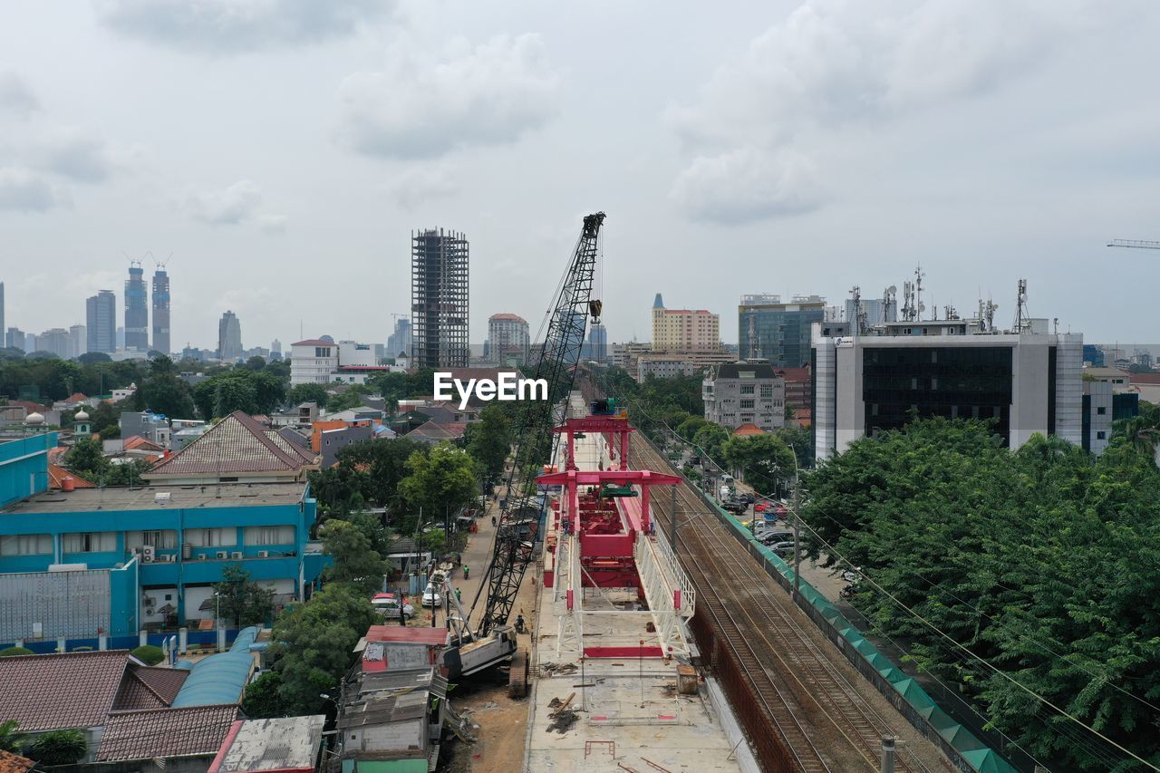 HIGH ANGLE VIEW OF BUILDINGS AGAINST SKY IN CITY