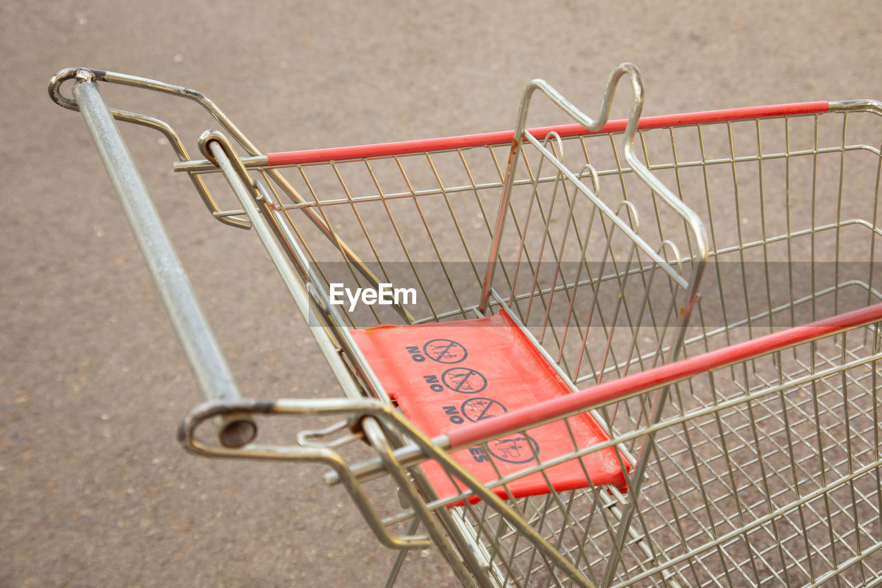 HIGH ANGLE VIEW OF BICYCLE SIGN ON METAL