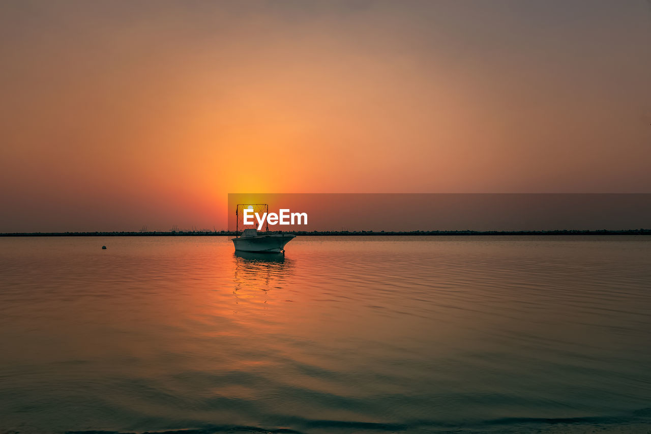 SCENIC VIEW OF SEA AGAINST SKY AT SUNSET