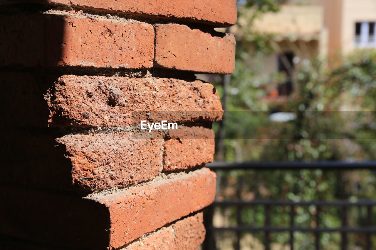 CLOSE-UP OF BRICK WALL WITH STONE