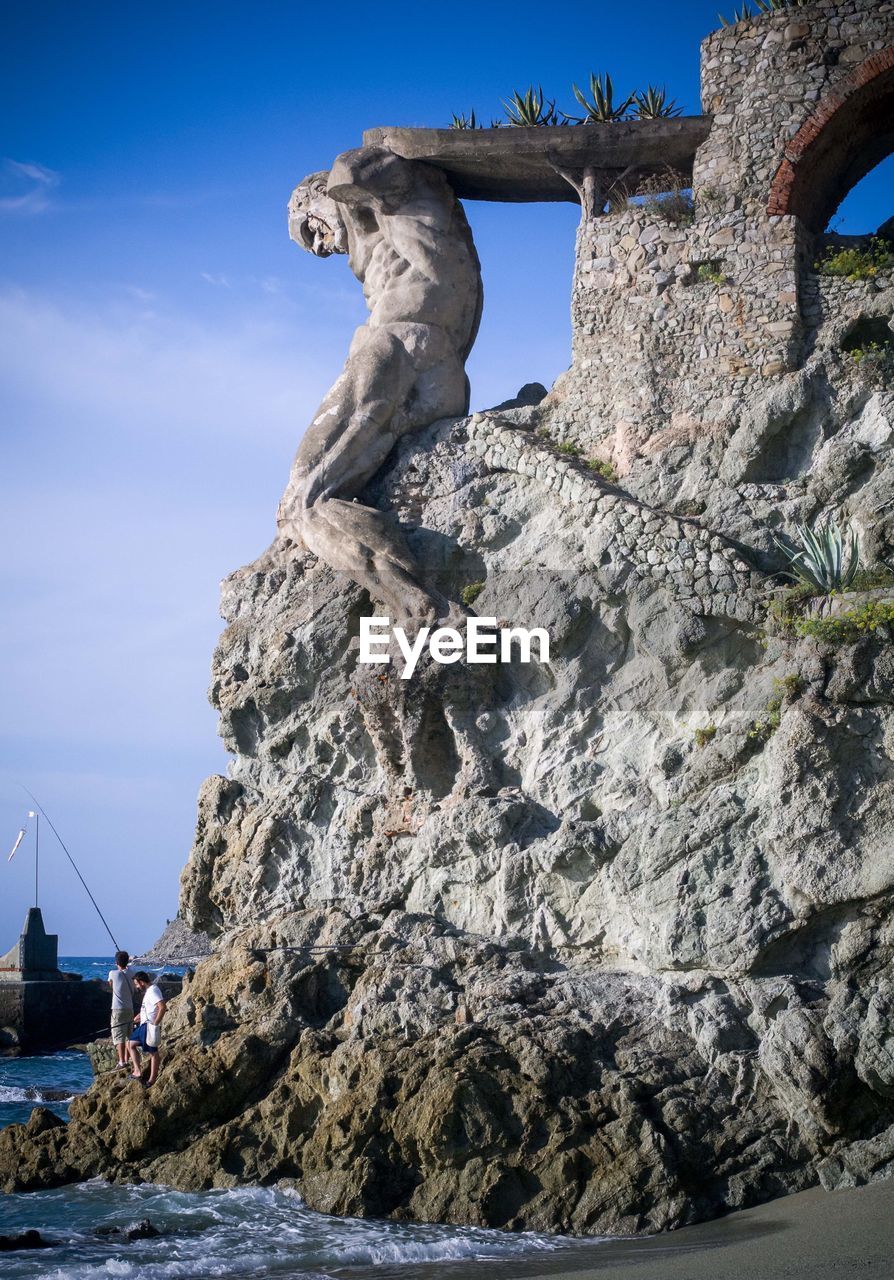 LOW ANGLE VIEW OF STATUE OF ROCK