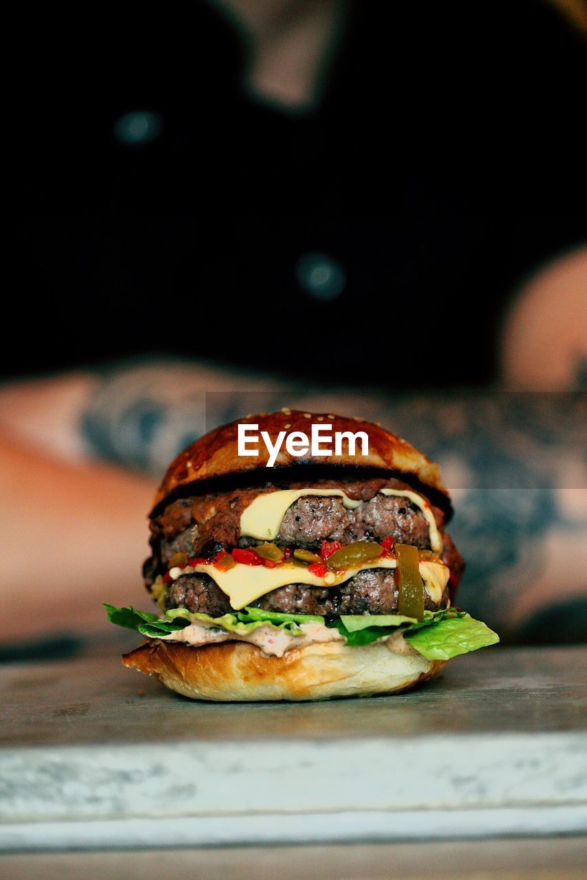 CLOSE-UP OF BURGER