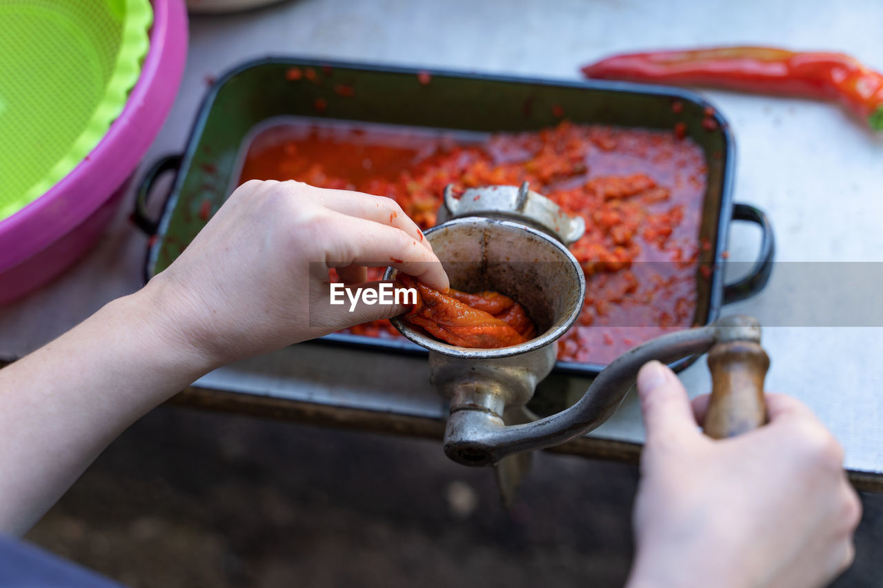 CLOSE-UP OF PERSON HOLDING MEAT