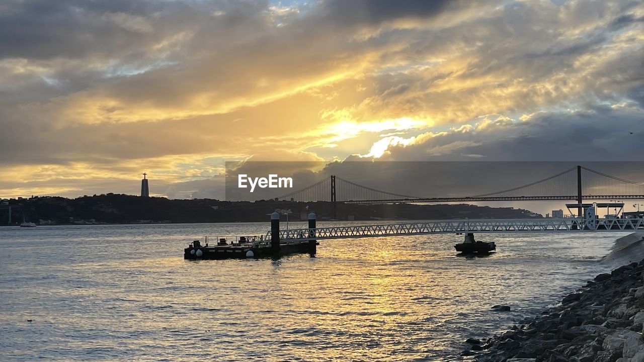 SCENIC VIEW OF BRIDGE OVER SEA AGAINST SKY