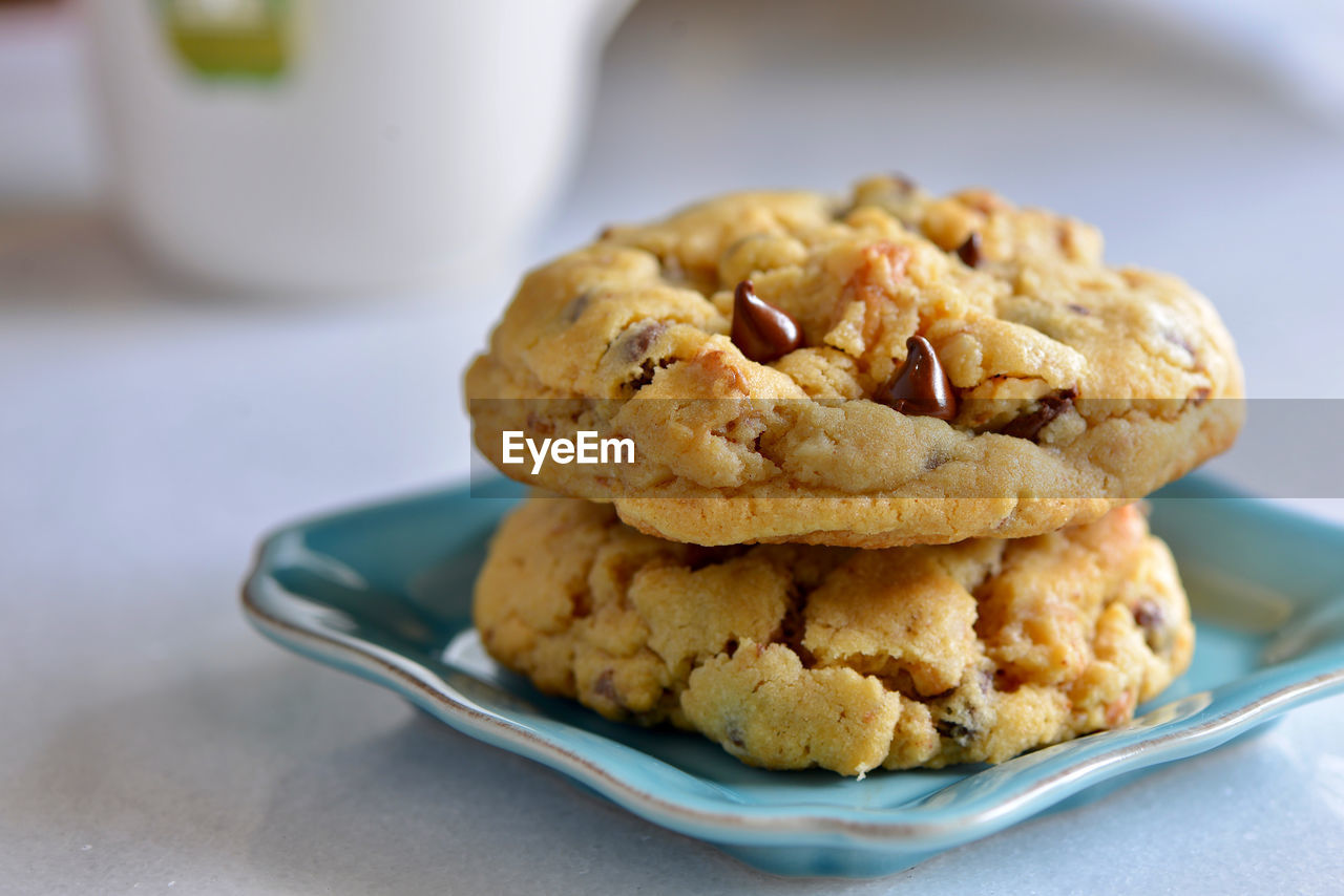 CLOSE-UP OF COOKIES ON PLATE