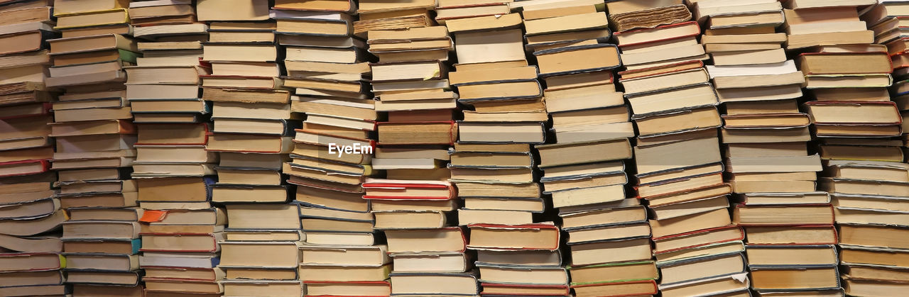 The background of many books of many sizes for the preparation of university examinations