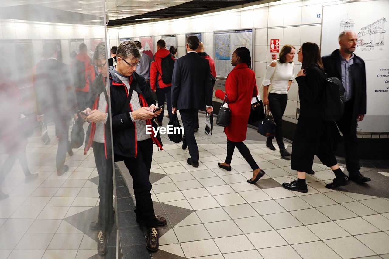 GROUP OF PEOPLE WALKING IN SHOPPING MALL